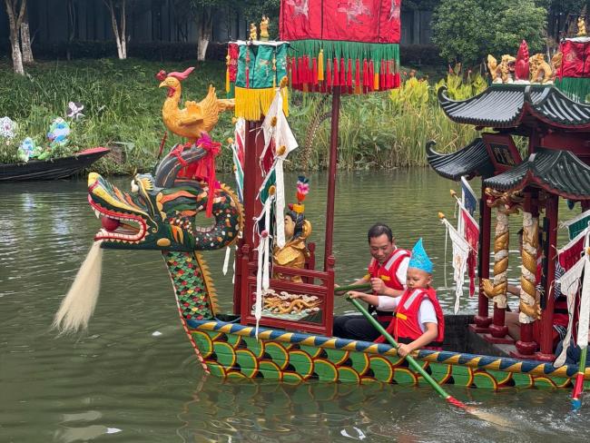 9岁抗癌男孩在蒋村龙舟“乘风破浪” 圆梦之旅感动人心