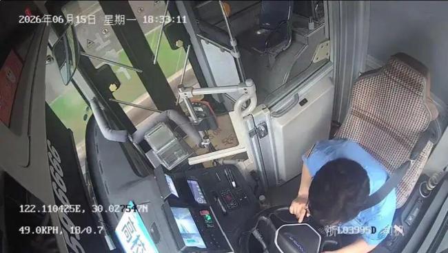 公交司机驾驶中突发心梗离世 用生命守护乘客安全