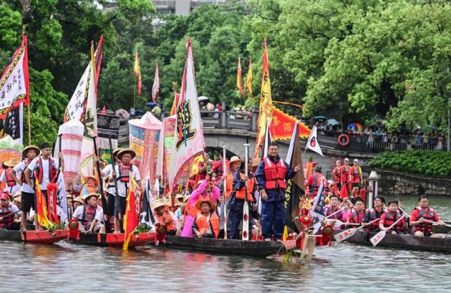 594岁盐步老龙又来泮塘探契仔了 广佛龙船情绵长