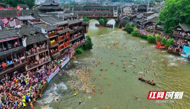 凤凰古城举行端午传统龙舟赛 明星助阵民俗狂欢