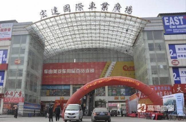郑州一商场整楼烧了持续近4小时 火灾致2死2伤