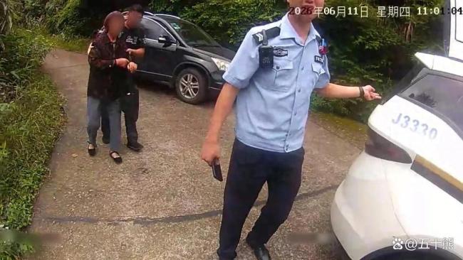 老人被五步蛇咬伤 警车火速送医