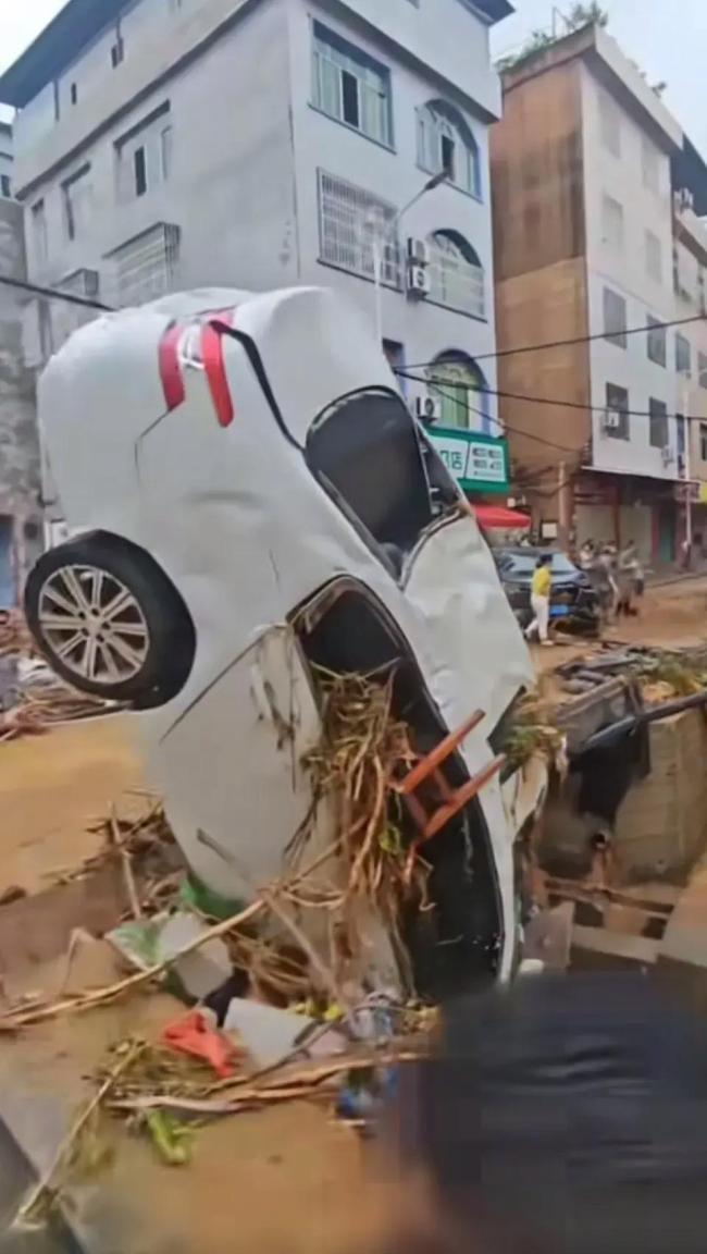 贵州罗甸遇特大暴雨部分车辆被冲走 暂无人员伤亡报告