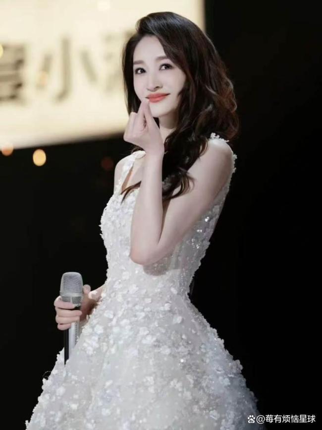 李小冉婚纱造型美得好夸张 全球首穿高定惊艳全网