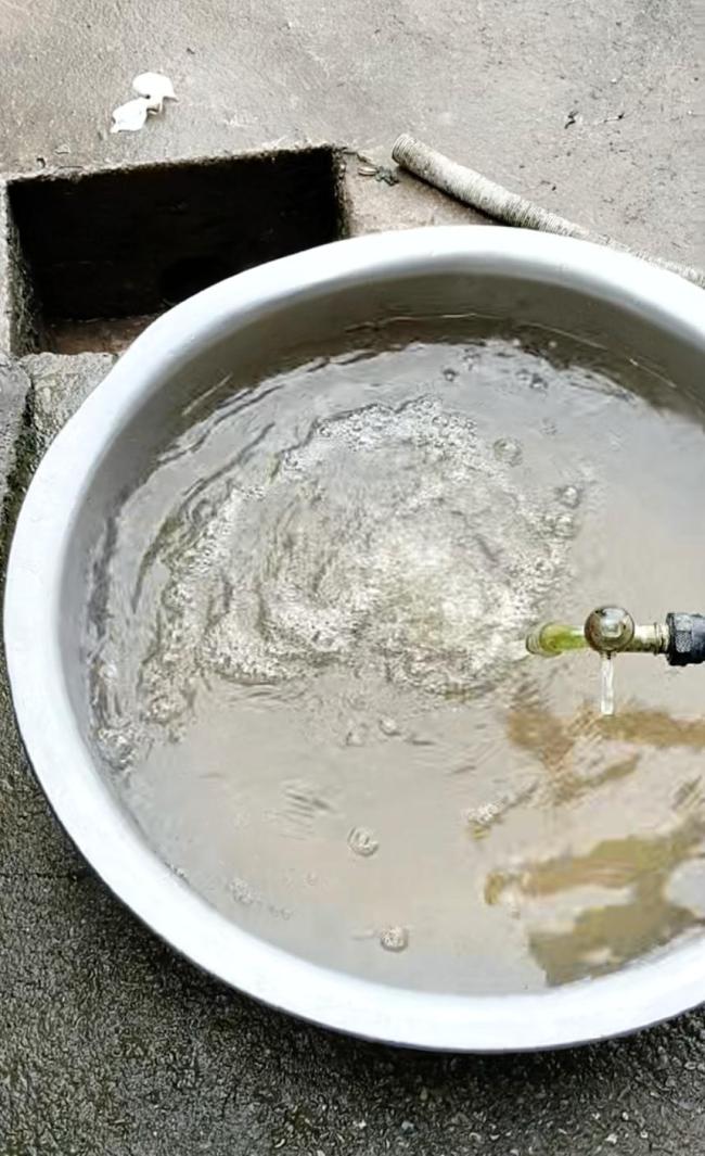 村民称组里自来水特别臭 村支书否认