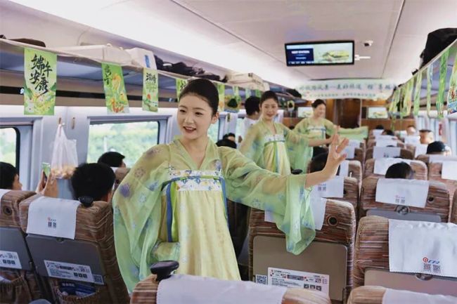 包粽子、看表演……在旅途中过端午是什么体验?