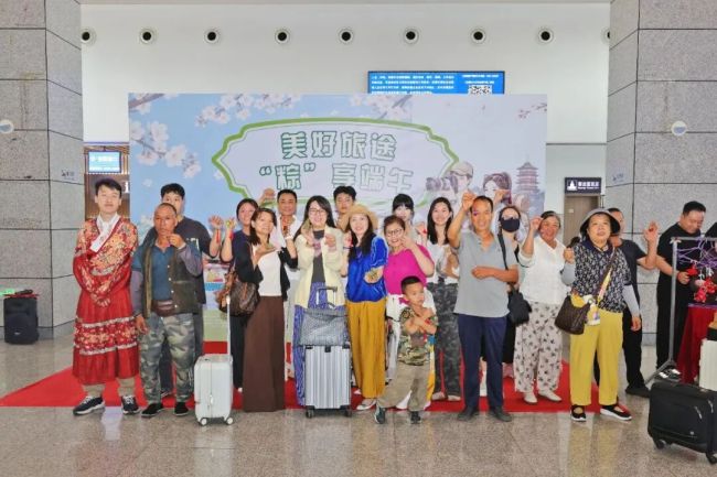 包粽子、看表演……在旅途中过端午是什么体验?