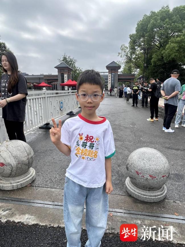 南京中考考场外这一幕幕很暖心 加油声此起彼伏