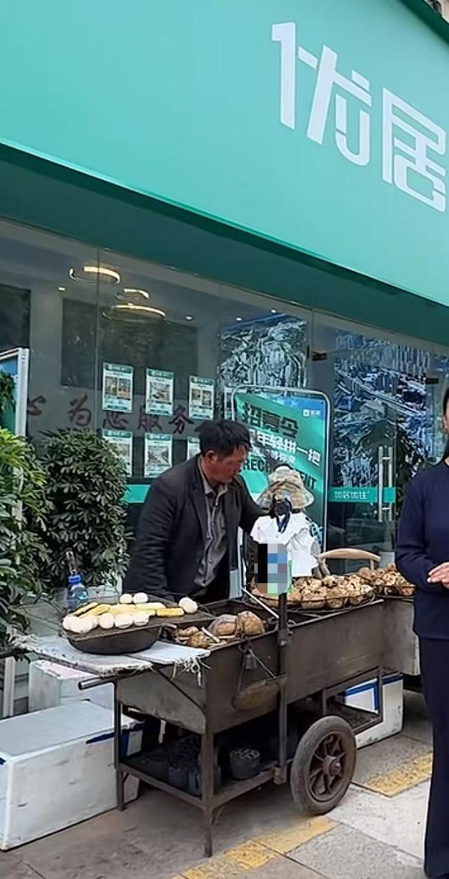 患癌摆摊大叔将伞借出自己淋雨推车 善举感动全网