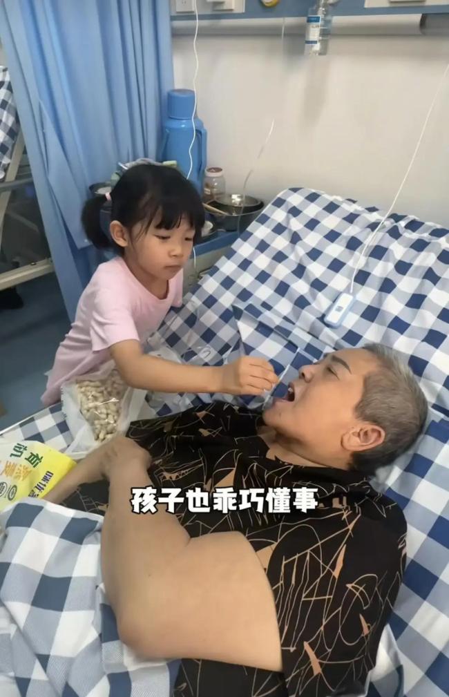75岁爸爸抚养6岁女儿 生活忙碌却充实