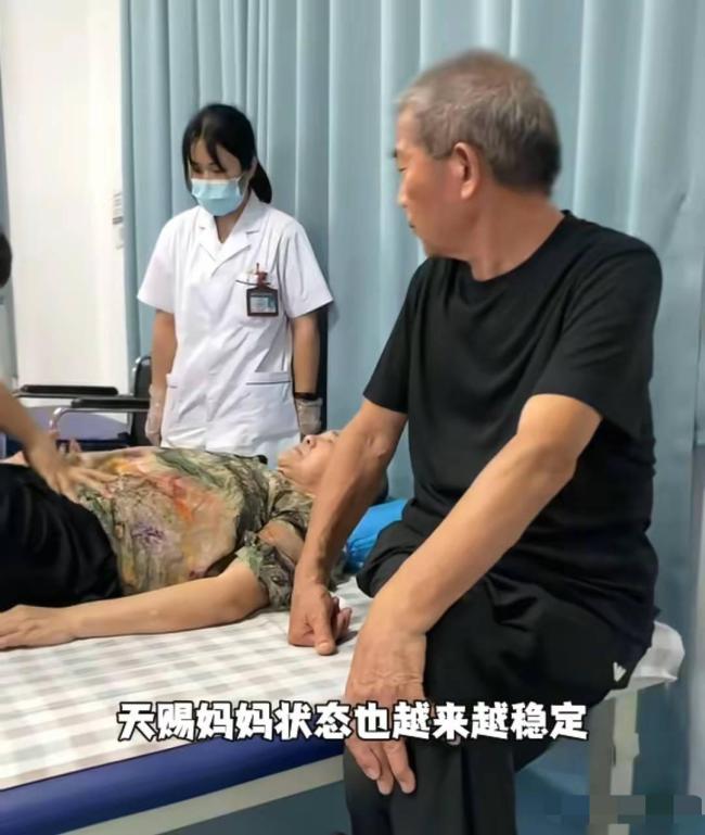 74岁妈妈住院6岁女儿被送寄宿学校 与时间赛跑的父爱