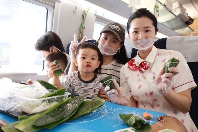 包粽子、看表演……在旅途中过端午是什么体验?