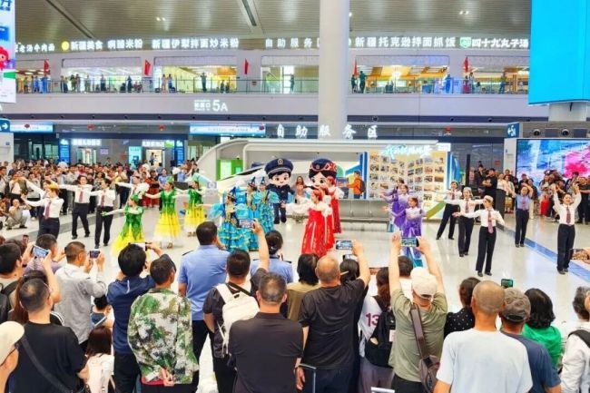 包粽子、看表演……在旅途中过端午是什么体验?
