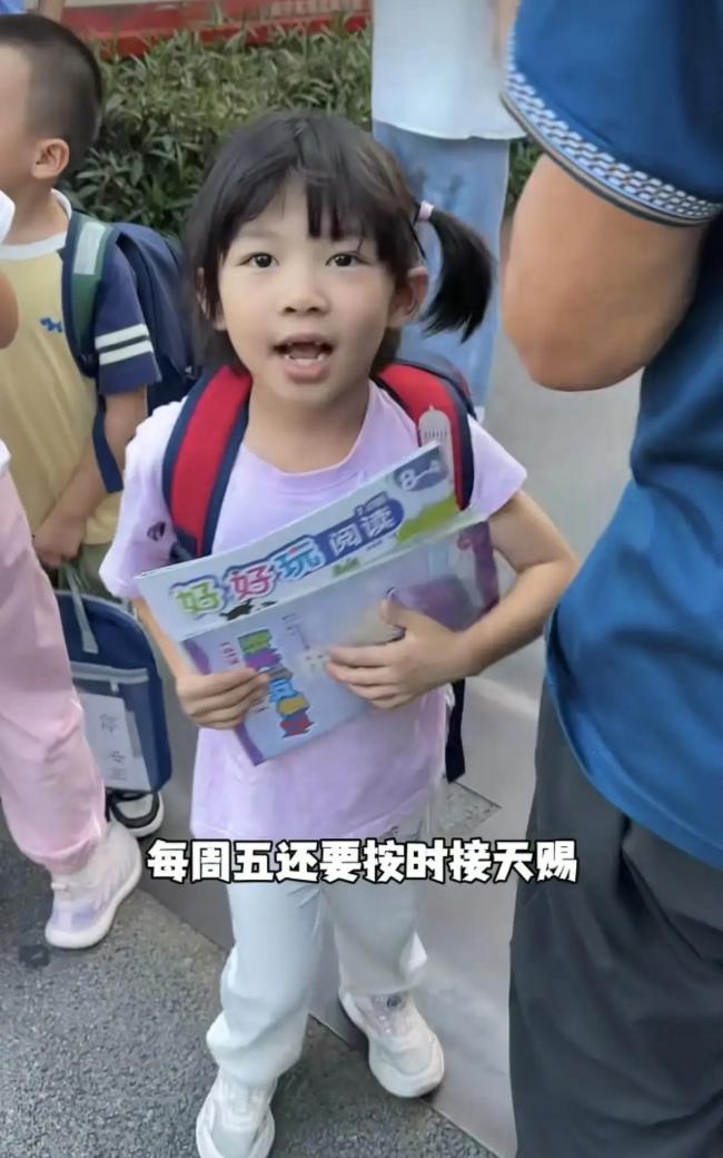 75岁爸爸抚养6岁女儿 生活忙碌却充实