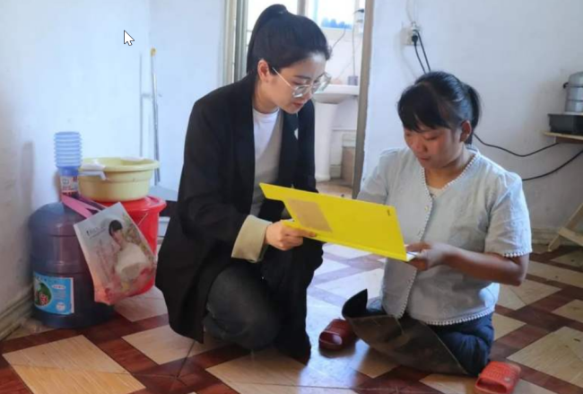 带俩娃“无腿妈妈”走出最硬人生路 用双手撑起希望