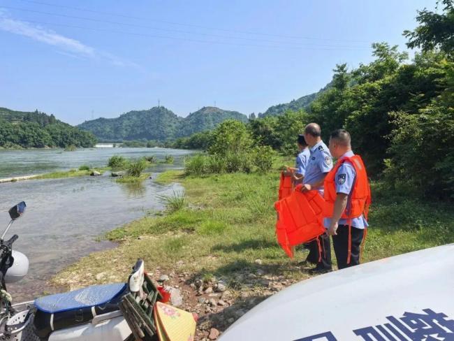 湖南怀化3名钓鱼佬被困 民警火速救援 水库涨水险情解围