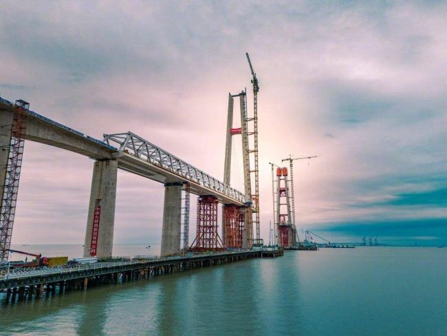 世界最长跨海铁路大桥主塔全部封顶