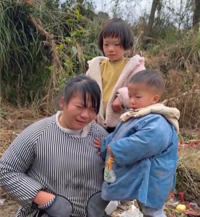 带俩娃“无腿妈妈”走出最硬人生路 用双手撑起希望