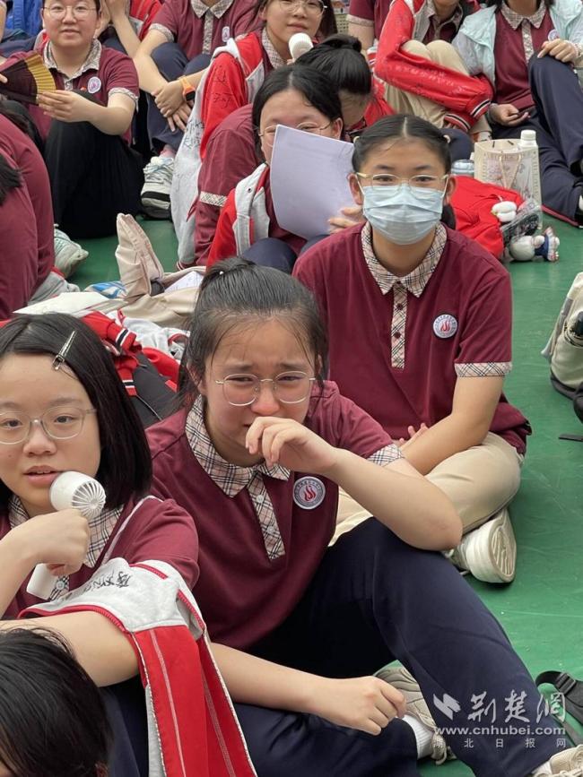初一学生和初三毕业生互换礼物 匠心定格青春记忆