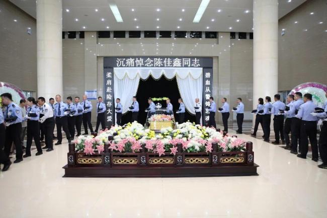 女警飞身营救欲轻生群众牺牲
