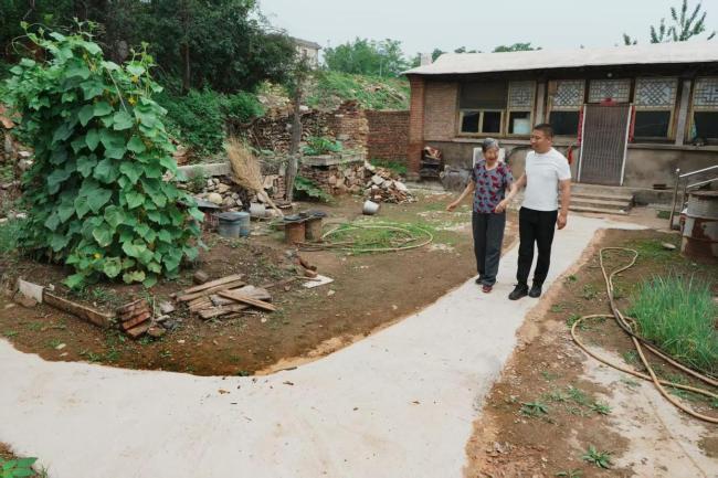 北京95后村支书，为87岁独居老人修了一条防滑路