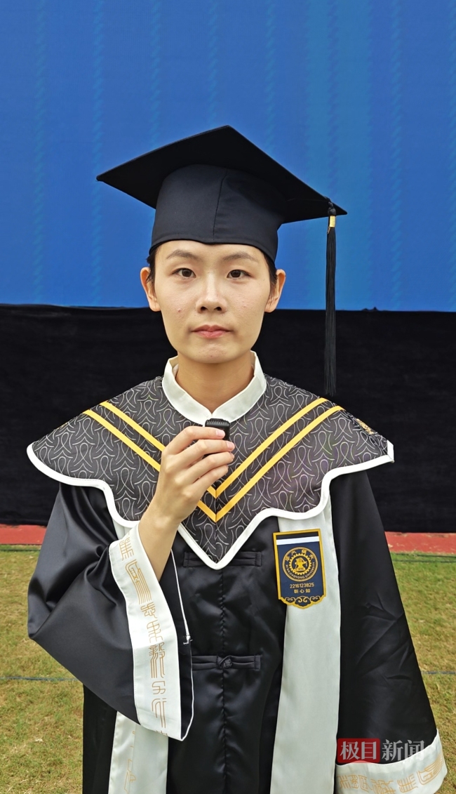 西交大学子穿专属学位服参加毕业典礼 定制记忆珍藏母校瞬间