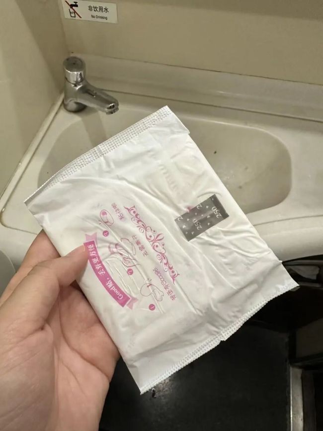 高铁上的卫生巾，争论了四年之后 女性需求被看见的过程