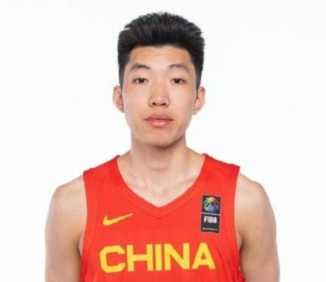 杨瀚森全场仅7分后卫应背锅 国字号后场竟不会给中锋传球 战术配合成难题