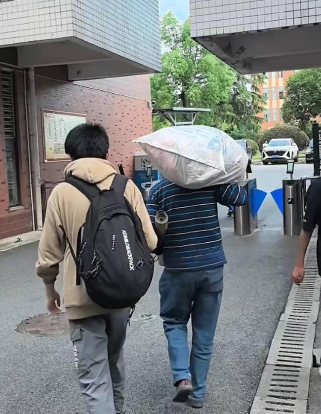 “8枚鸡蛋接考”考生高考526分 朴实父爱感动全网