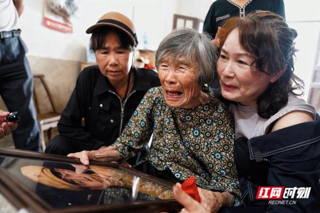 93岁妻子与20岁丈夫终于&ldquo;相见&rdquo; 跨越73载的重逢