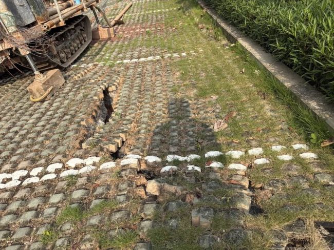 广东惠州一小区停车场地面塌陷 裂缝深达7米引发安全担忧