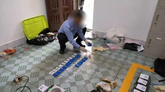 爸爸头发短了 就演不了坏人了：缉毒警的无名守护