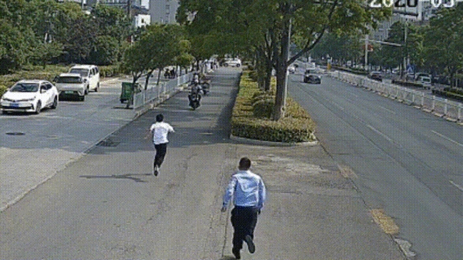 小哥送餐路上顺手帮警察抓个人 外卖骑手“神之一挡”