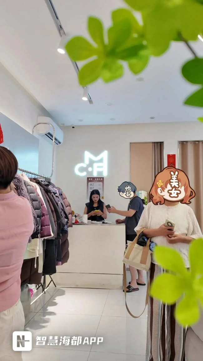 服装店挂:儿子高考703分全场3.8折,引来满城热情