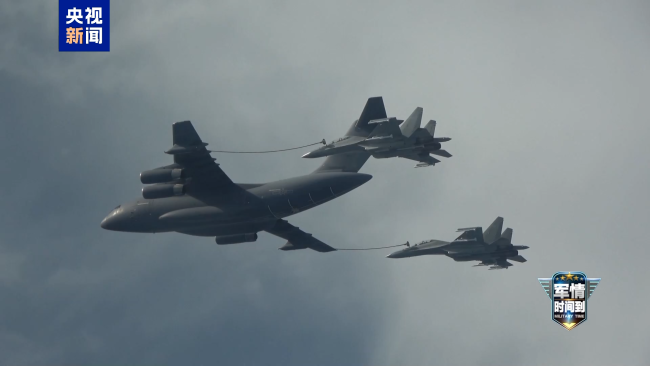 轰-6K、图-95共同飞越宫古海峡 展现空中综合作战体系