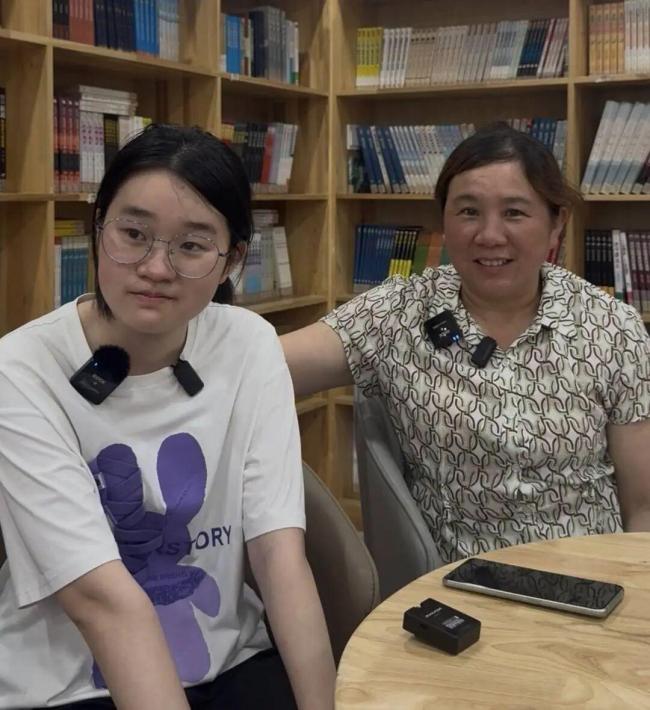 女儿高考成绩被屏蔽 妈妈扛钢管供读书