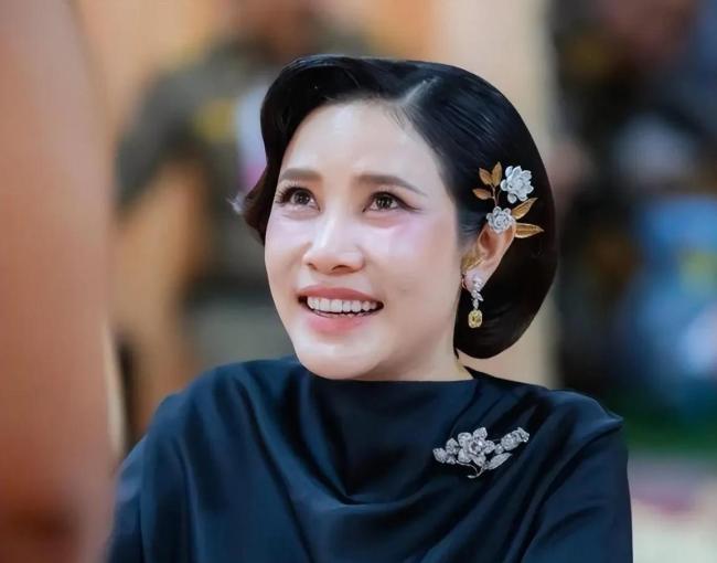 诗妮娜最新近照曝光，不再与苏提达后宫争艳！