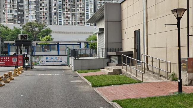 小区居民出入步道被底商围墙挡住 800余户出行难