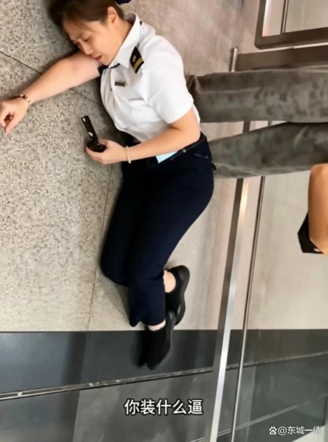女子因错过高铁摔坏员工视频记录仪 情绪失控引发冲突