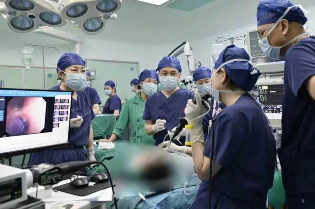 女童咳嗽2个月肺里洗出3升"牛奶" 罕见病成功救治