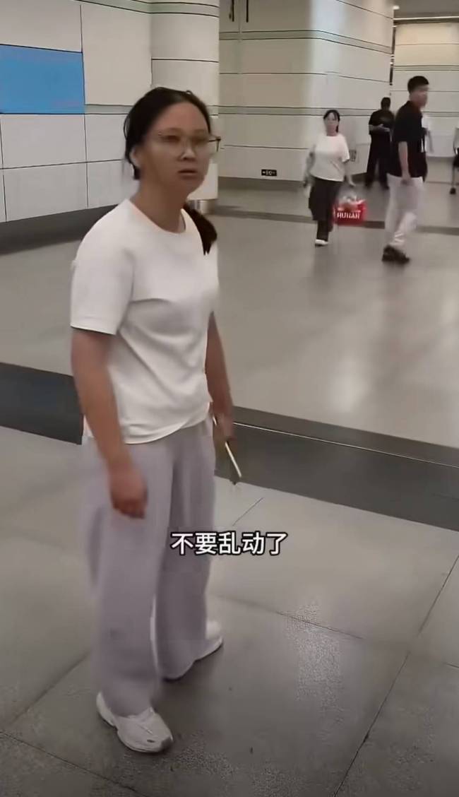 女子与广州车站人员起冲突 情绪失控引发全网关注