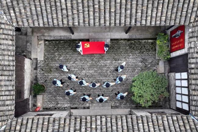 曾经许下的誓言，我们须臾不敢忘 初心如磐，誓言无声