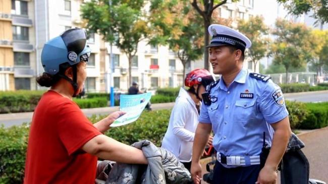 浙江民警查闯红灯发现是山东逃犯 全副武装难逃法网