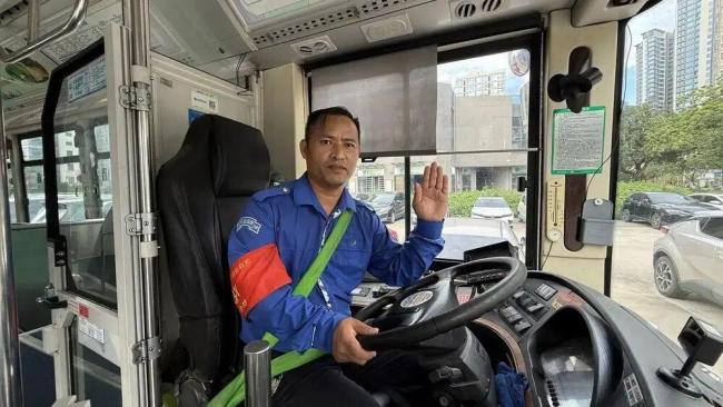 公交师傅遇小车自燃挺身灭火