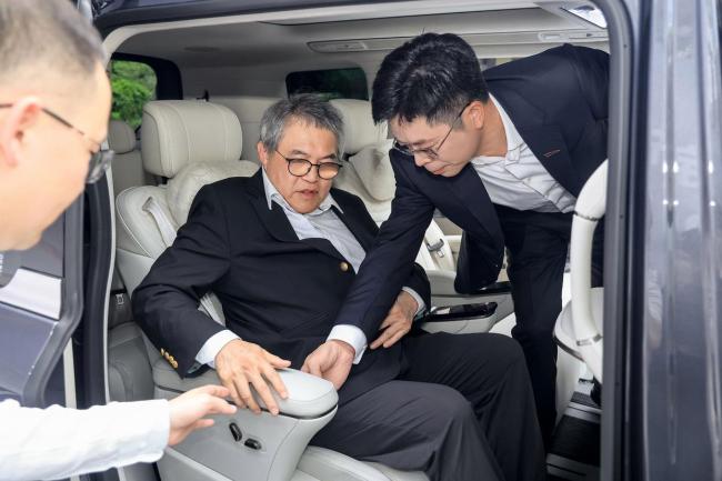 霍震宇提车新红旗HQ9 粤港商务出行新选择