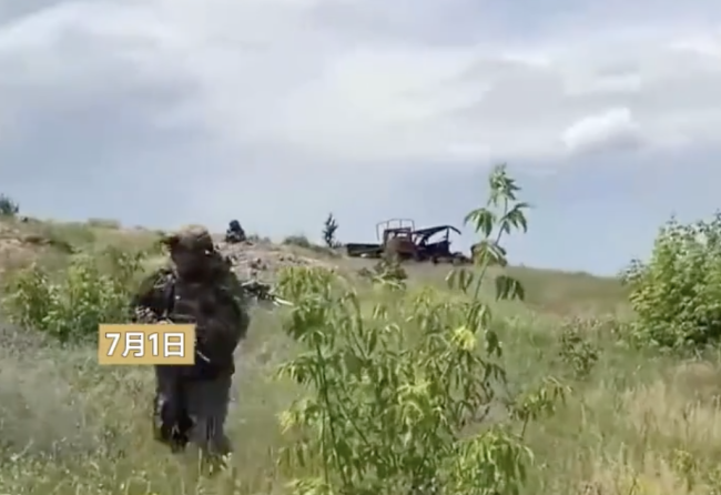 俄军3人渗透小队险些踩中致命诡雷