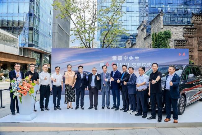 霍震宇提车新红旗HQ9 粤港商务出行新选择