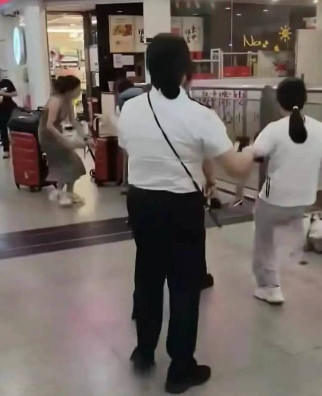 女子与广州车站人员起冲突 情绪失控引发全网关注