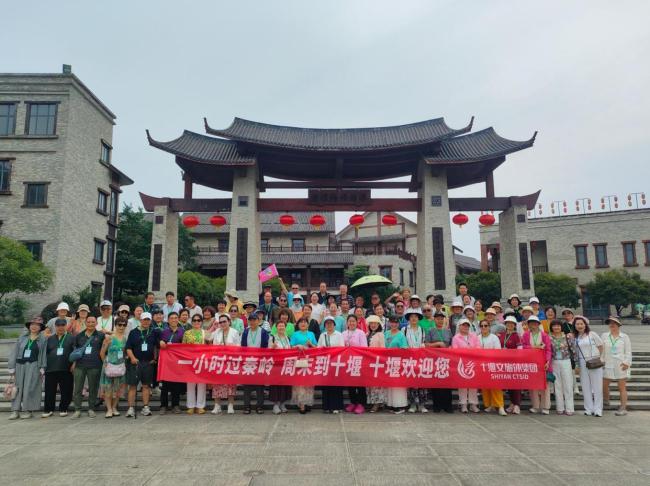 西安：网友计划乘西武高铁去湖北游玩 首发列车畅游秦楚美景