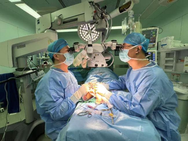 男子右耳寄养在脚上9天后成功回家